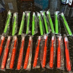NIP Set of 20 Red & Green Toothbrushes with “Merry Christmas” imprinted on them